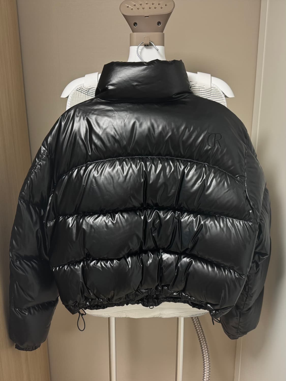 커렌트 숏 푸퍼 패딩 글로시 블랙 판매합니다 상품이미지5