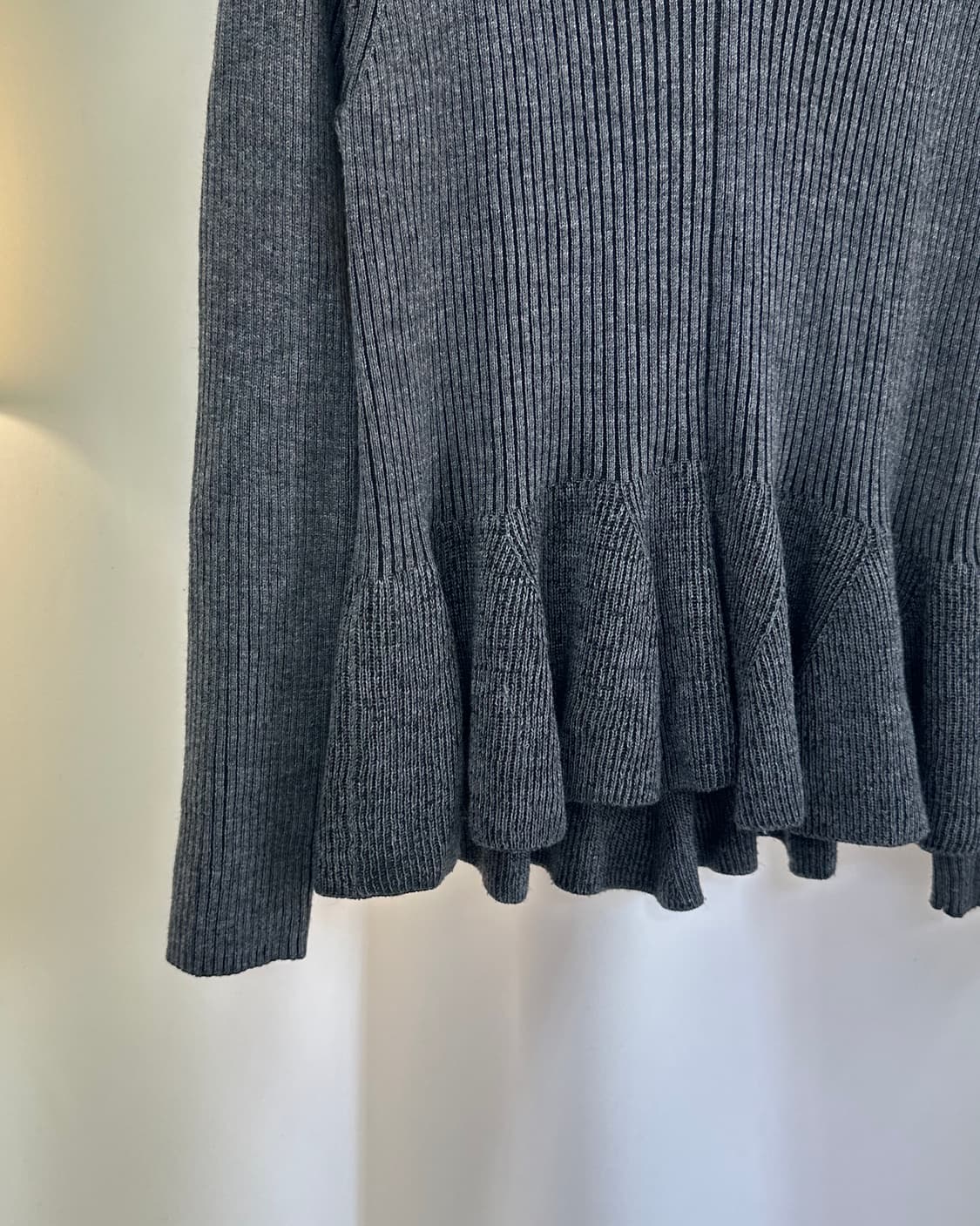 [URBAN RESEARCH] v-neck peplum knit 상품이미지2