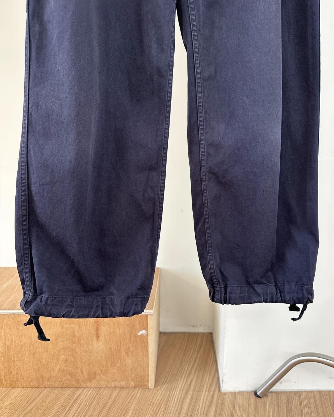 마가렛호웰 네이비 백버클 코튼 조거 팬츠  상품이미지3