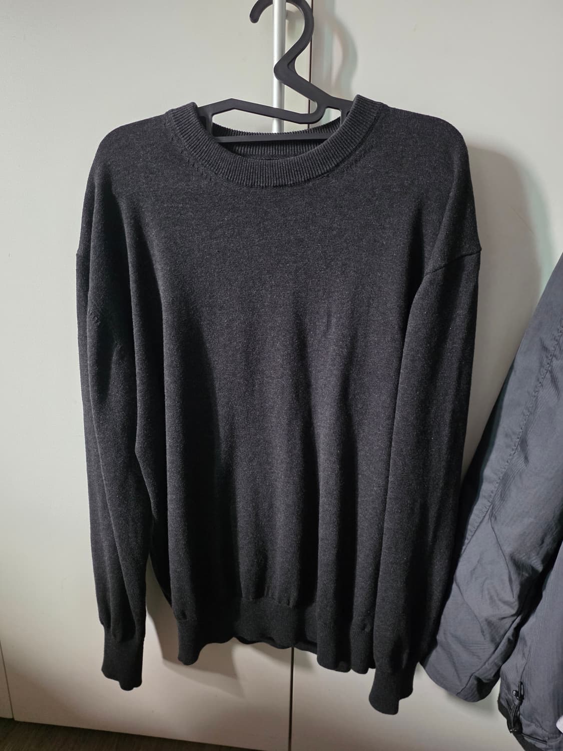 (L)애습 에센셜 코튼 크루넥 니트 멜란지 챠콜 상품이미지1