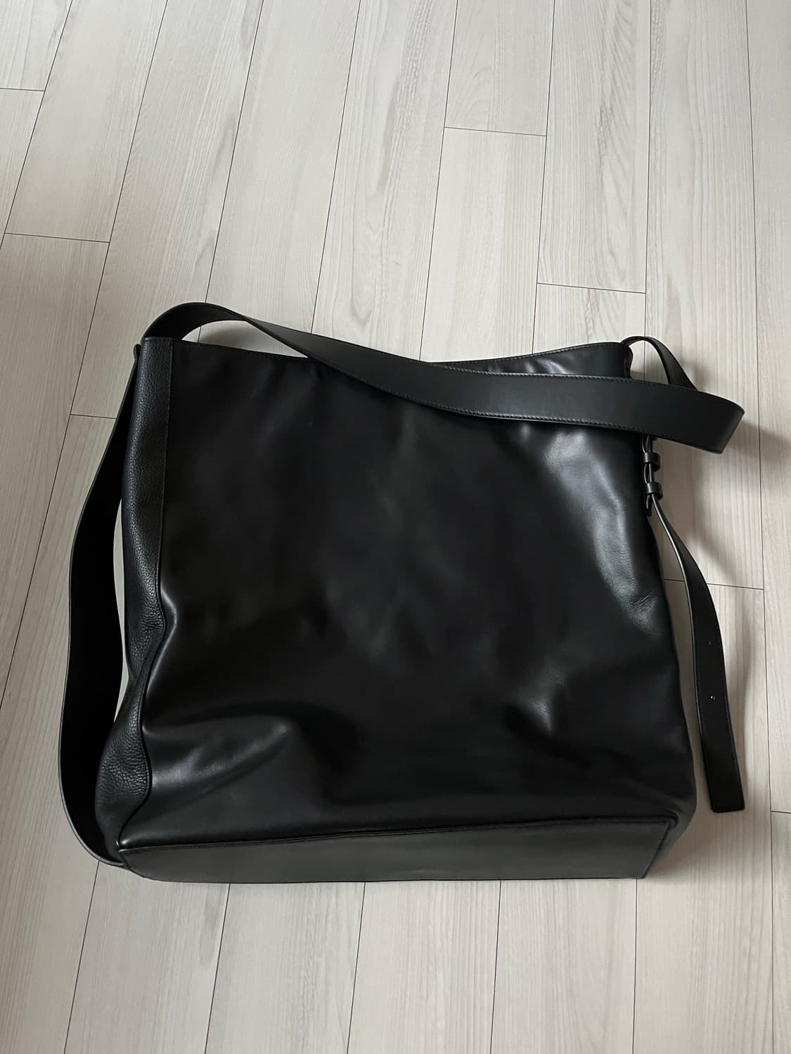 유스 듀얼 텍스쳐 레더 숄더백 상품이미지3