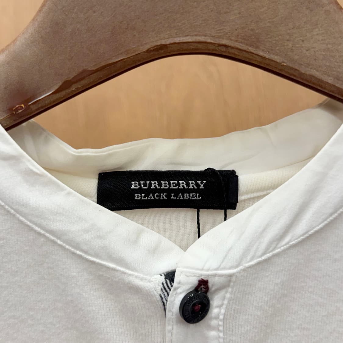 버버리 블랙라벨 헨리넥 자수 로고 반팔 티셔츠 4단추 디테일 화이트 상품이미지7