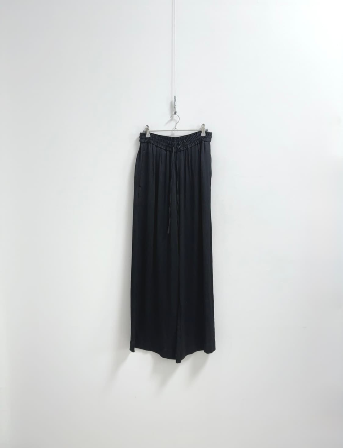 코스 텍스쳐 블랙 와이드레그 드로우스트링 팬츠  상품이미지3