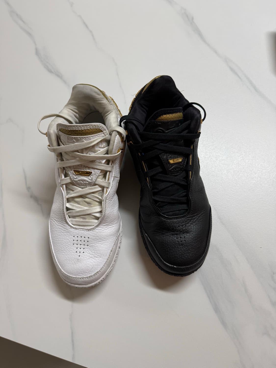 블랙/화이트 르브론 줌솔져 농구화입니다. 상품이미지3