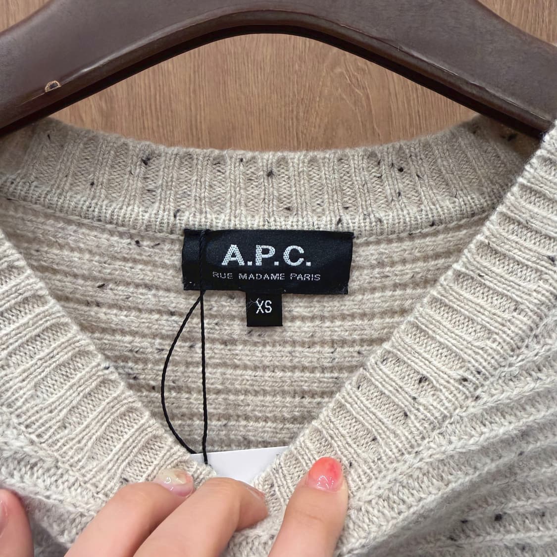 아페쎄 라운드넥 니트 멜란지 텍스처 디테일 슬림핏 라이트 그레이 상품이미지6