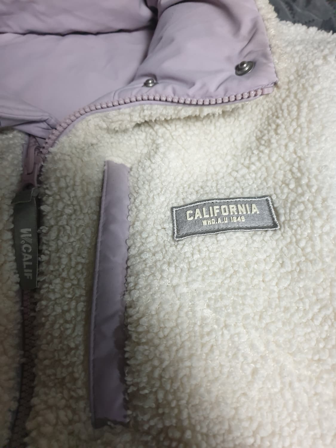 후아유 캘리포니아 오버핏 리버서블 뽀글이 패딩 자켓 연보라 (S) 상품이미지4