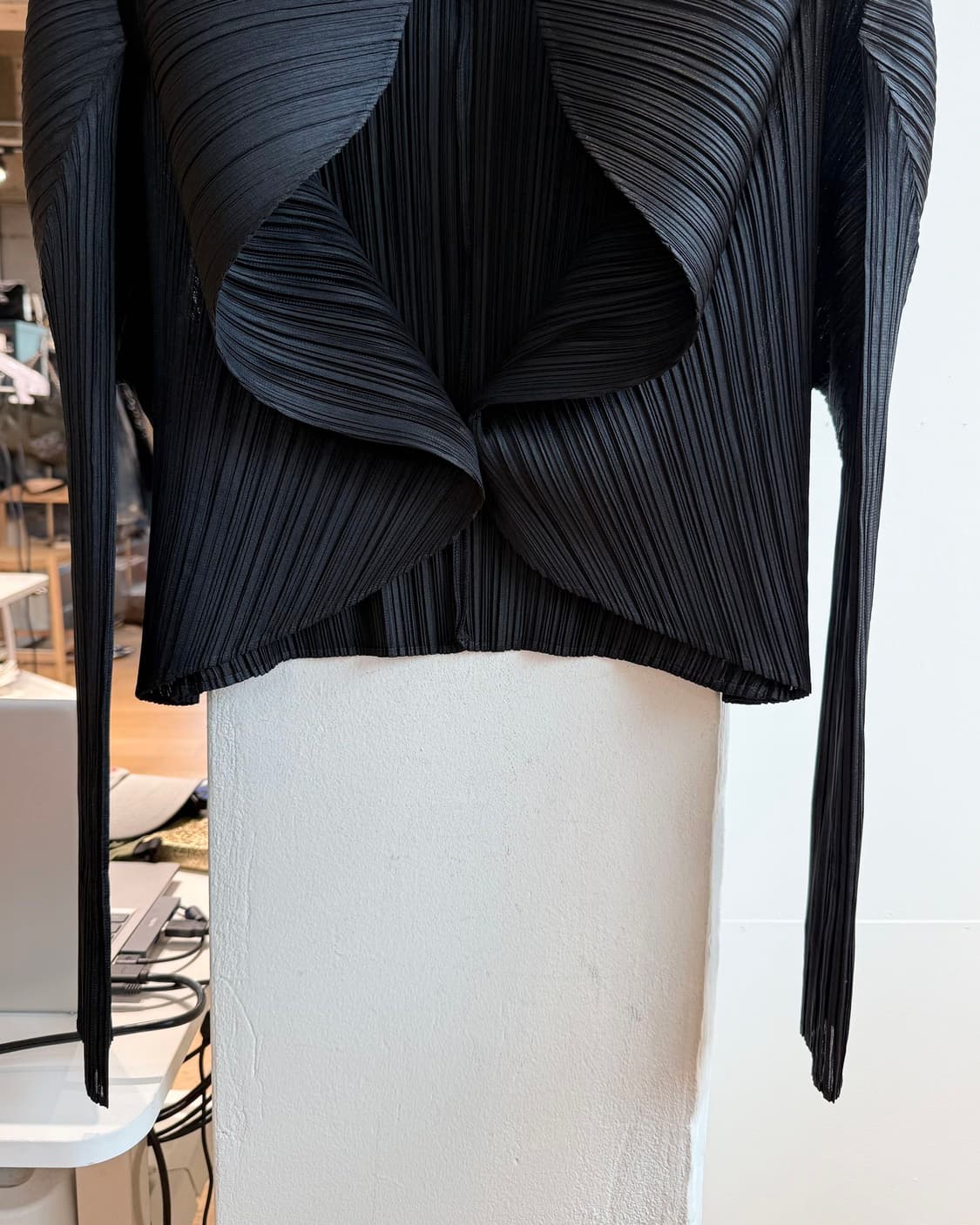 플리츠플리즈 블랙 링컬 크롭 자켓 상품이미지6