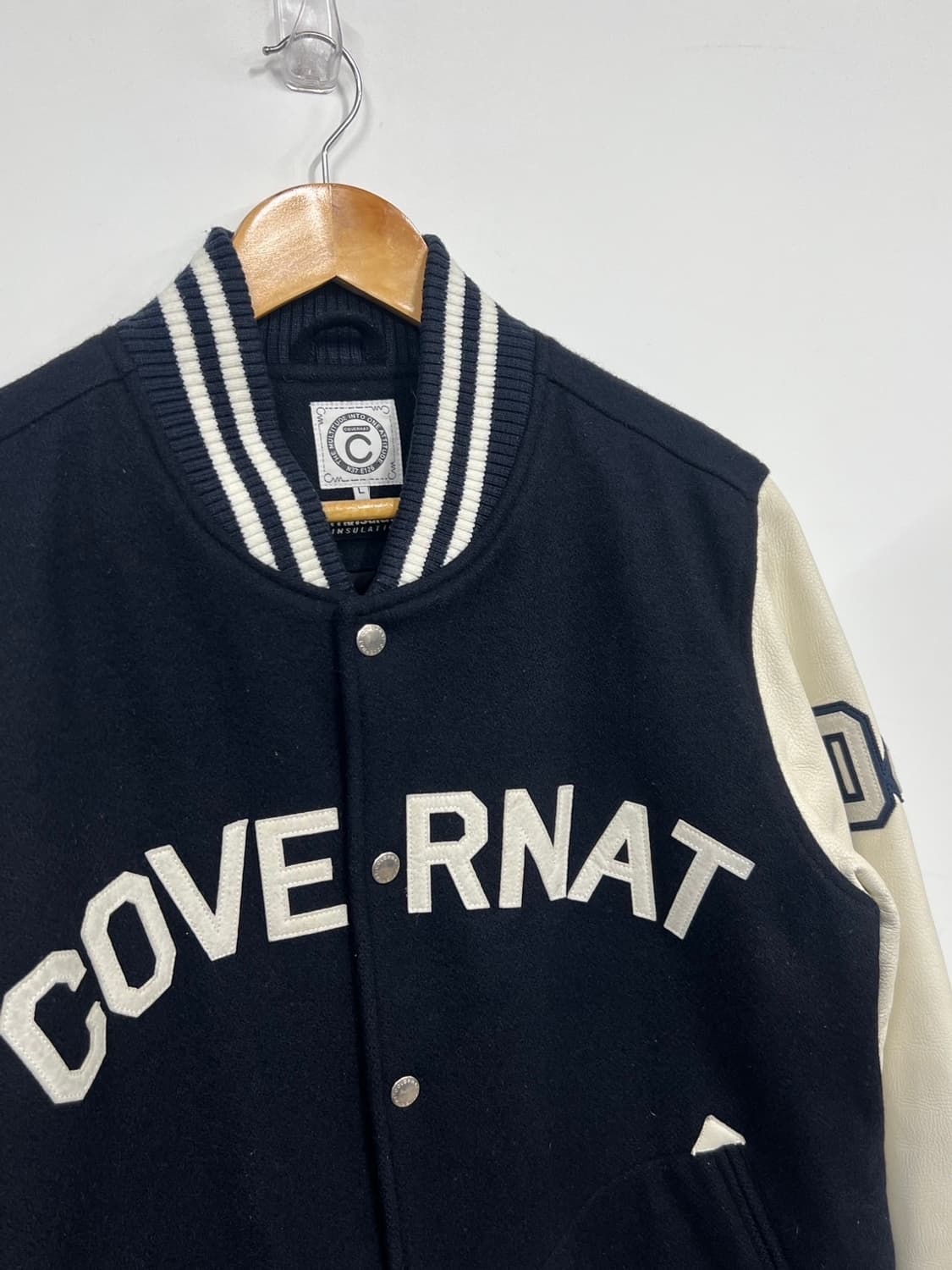 커버낫 신슐레이트 레터링 로고 소가죽 바시티 자켓 상품이미지2