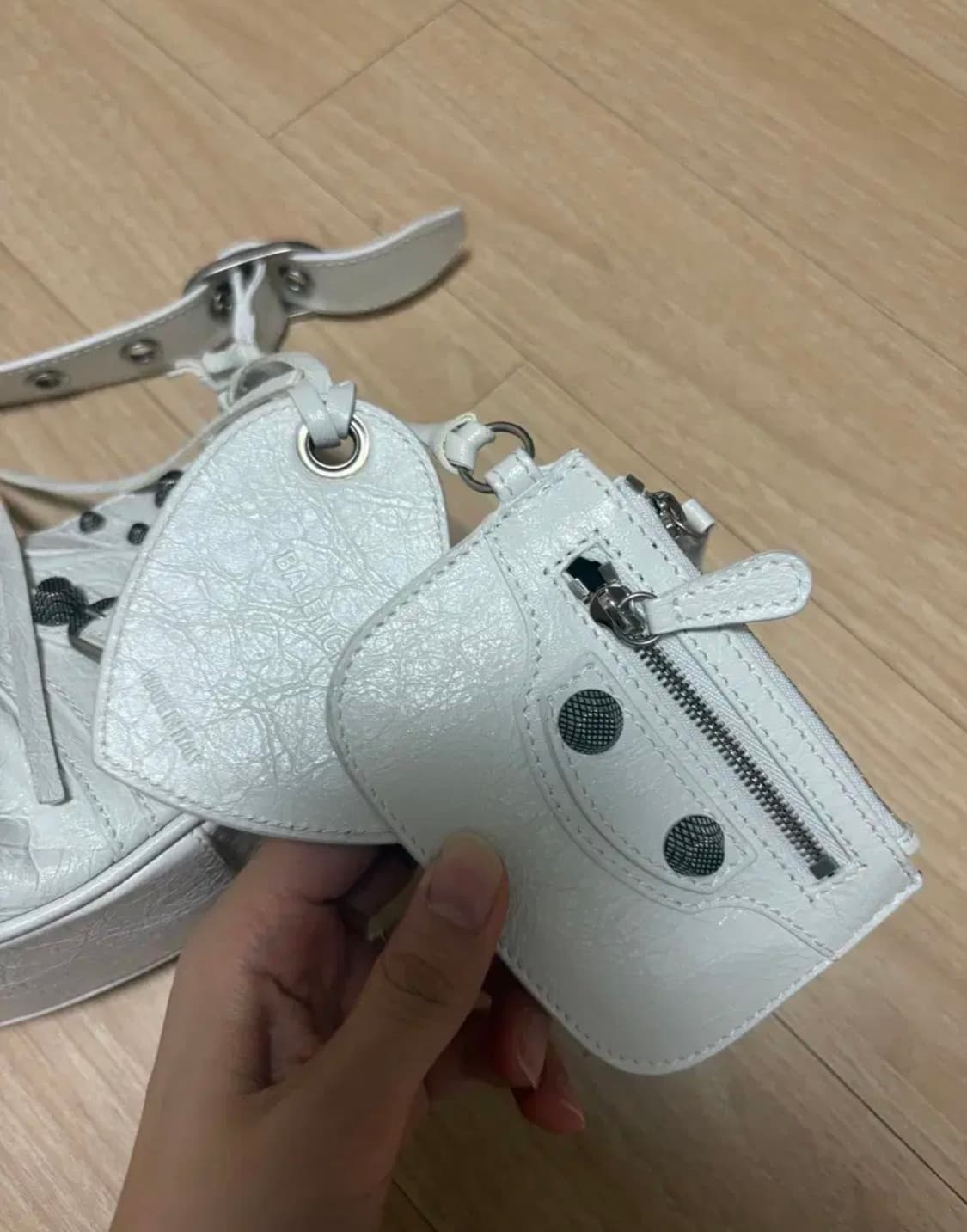 발렌시아가 아레나 램스킨 르 카골 XS 숄더백 화이트 상품이미지5