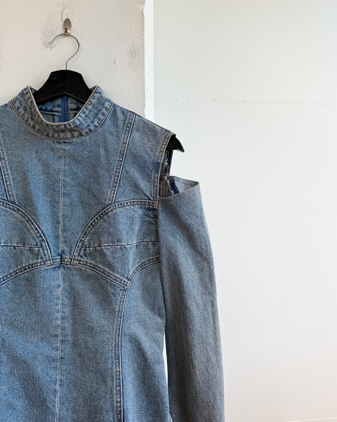 준지 데님 숄더 컷아웃 탑 상품이미지5