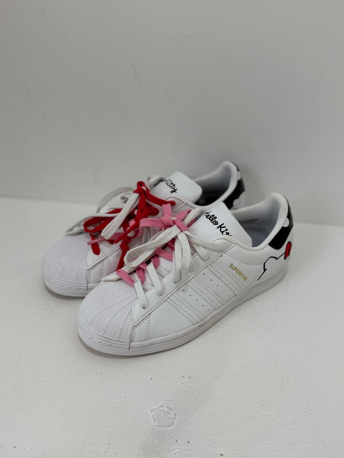 Adidas × Hello Kitty 스니커즈 상품이미지1