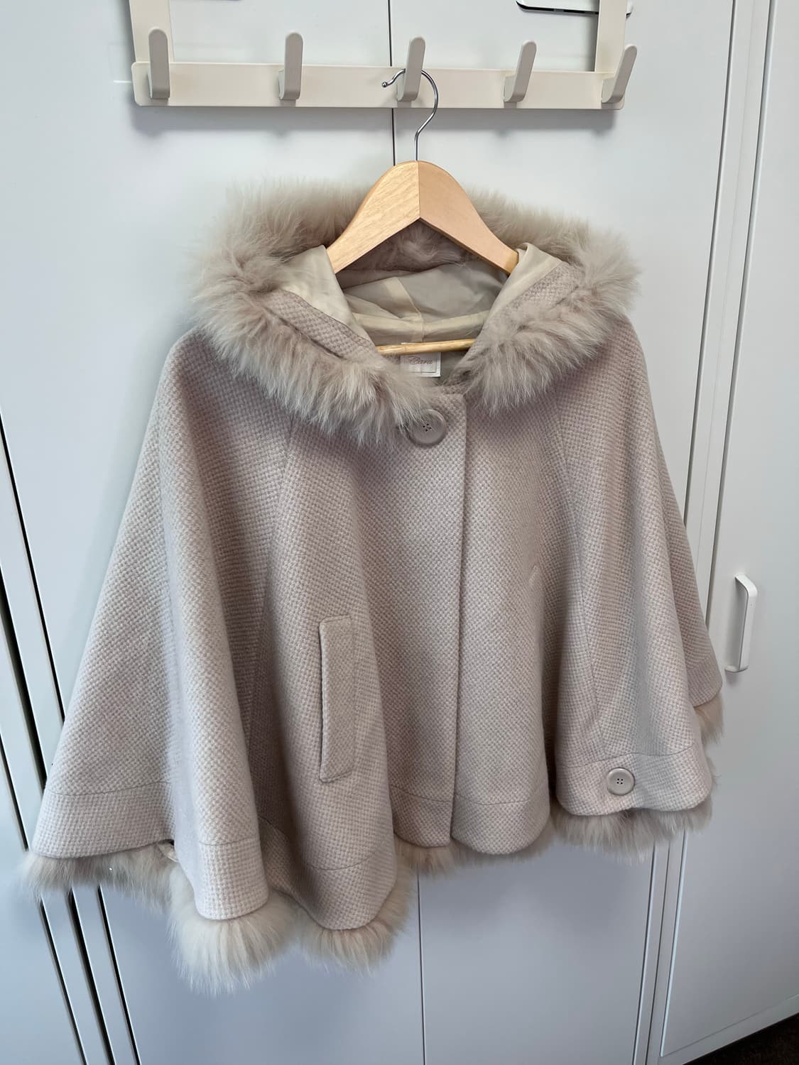 Cara 핑크베이즈 퍼 케이프 코트 상품이미지6