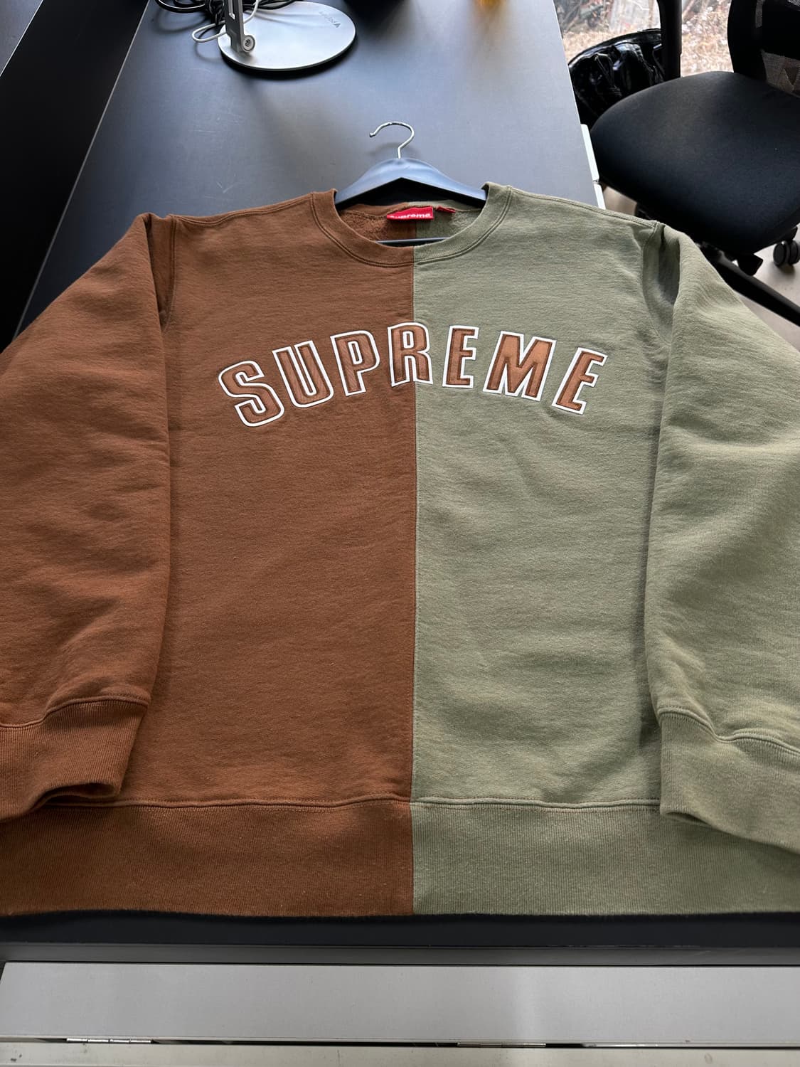 슈프림 18FW 스플릿 크루넥 스웨트셔츠 카키브라운 상품이미지6
