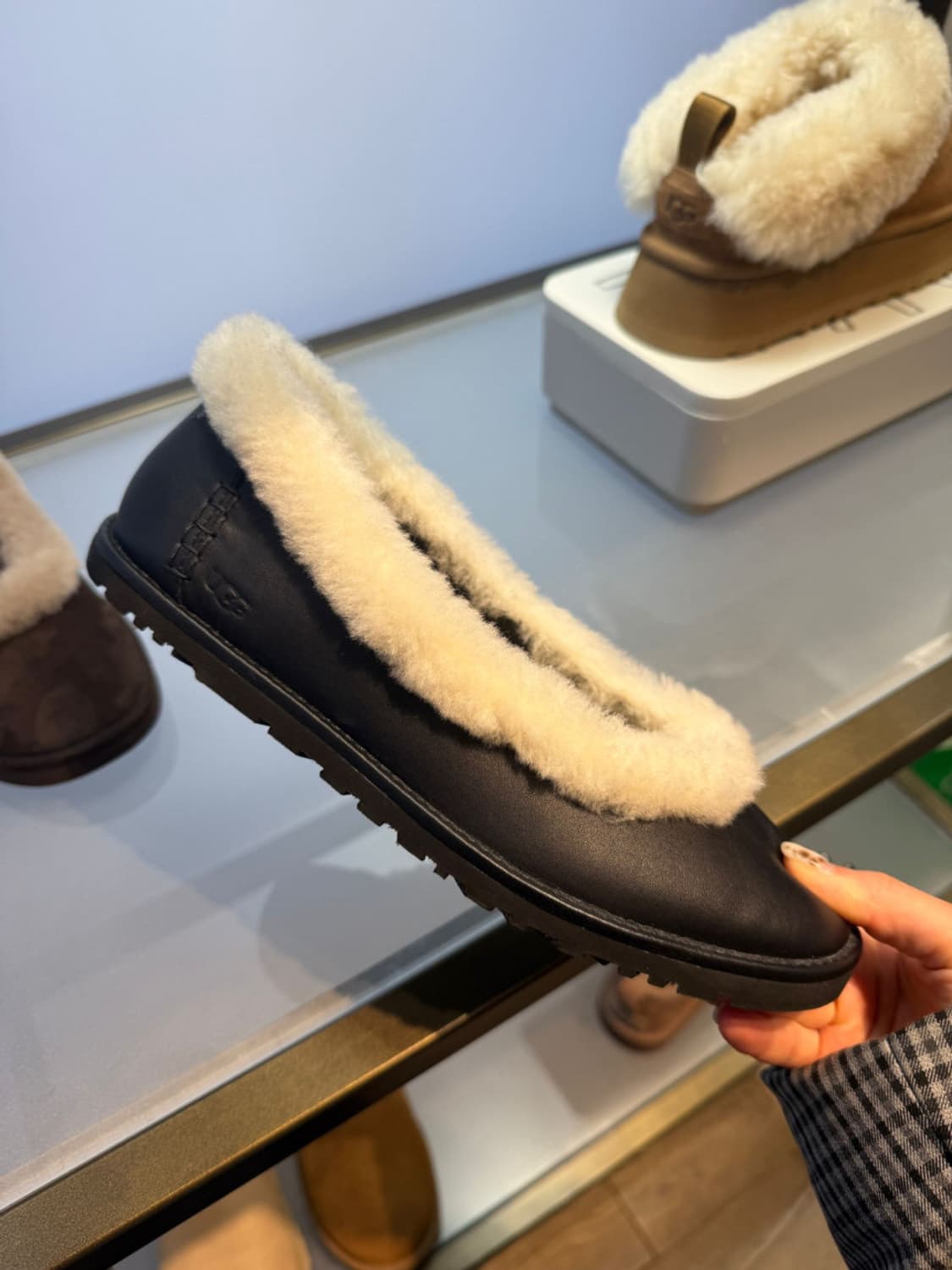 어그 조라 레더 발레리나 시어링 플랫슈즈 블랙 상품이미지6