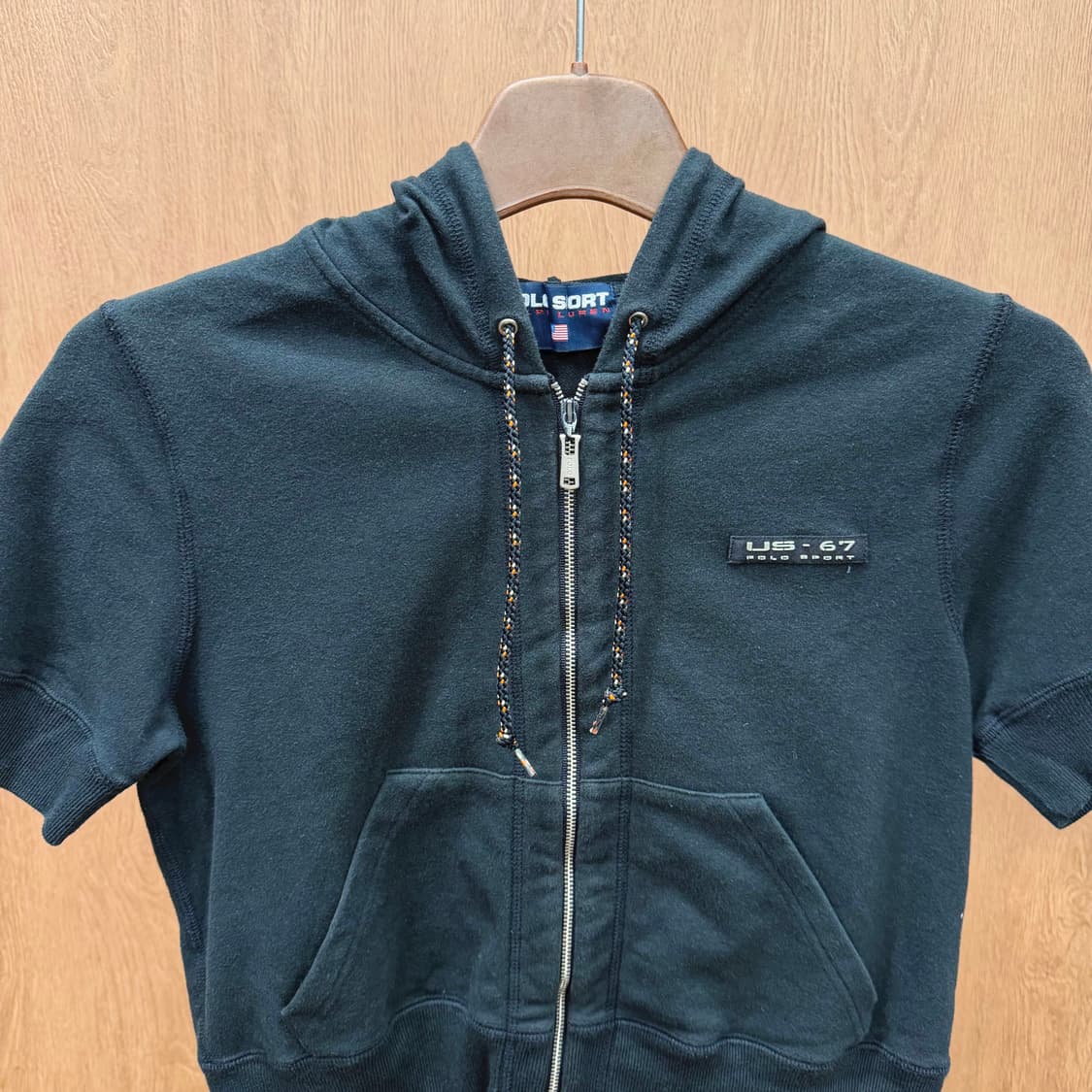 폴로 스포츠 크롭 반팔 후드 집업 로고 패치 후드 스트링 디테일 블랙 상품이미지4