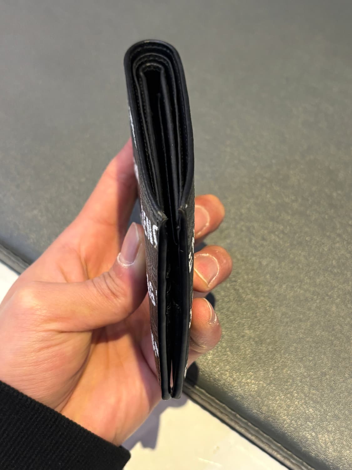 발렌시아가 BB 모노그램 로고 반지갑 블랙 상품이미지5