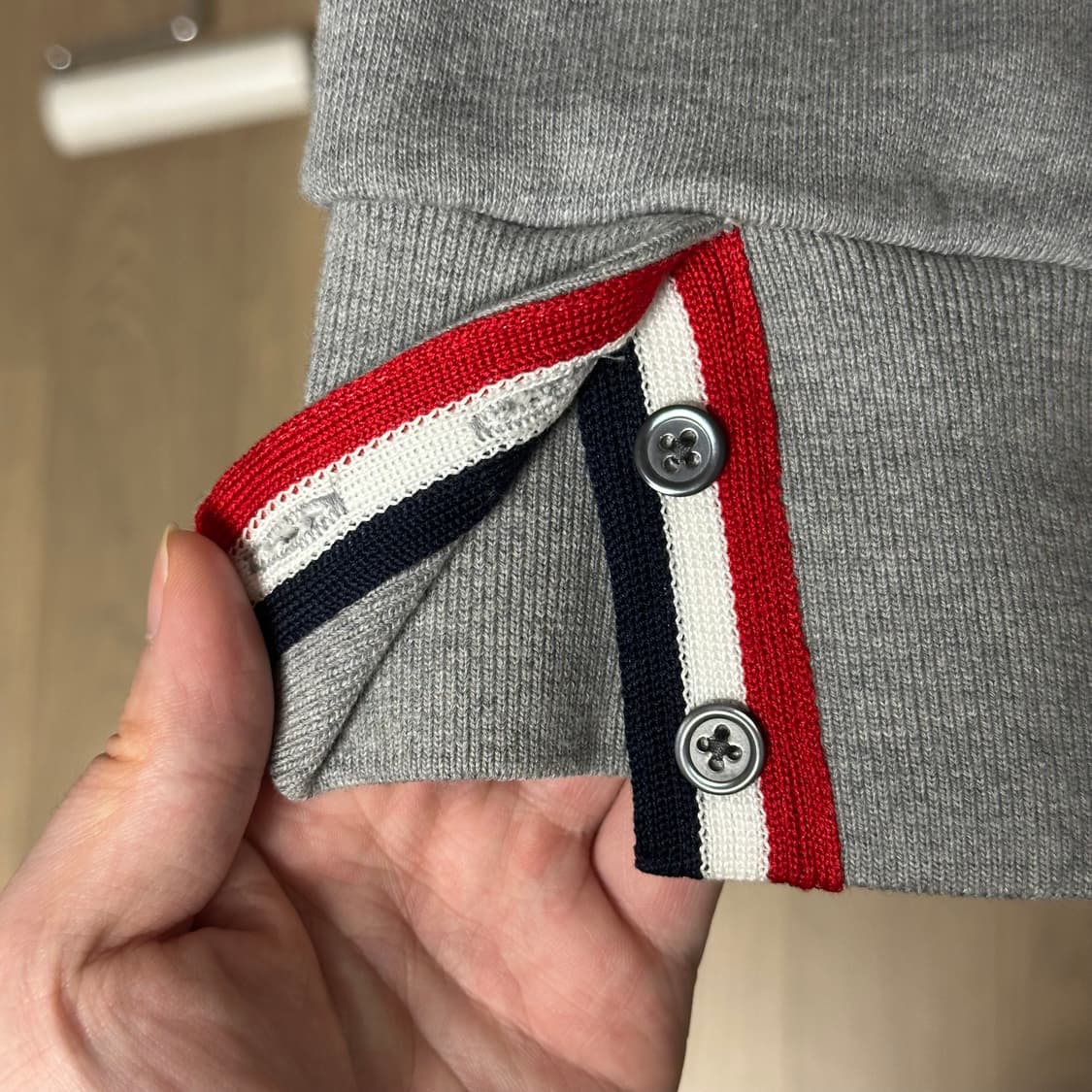 [5] 톰브라운 백삼선 맨투맨 그레이 상품이미지5