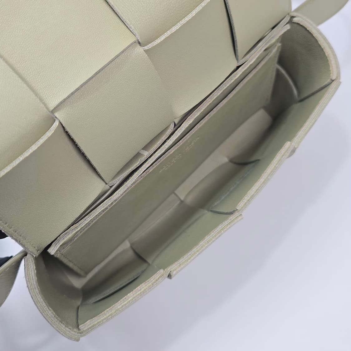 보테가베네타 카세트 벨트백 상품이미지9