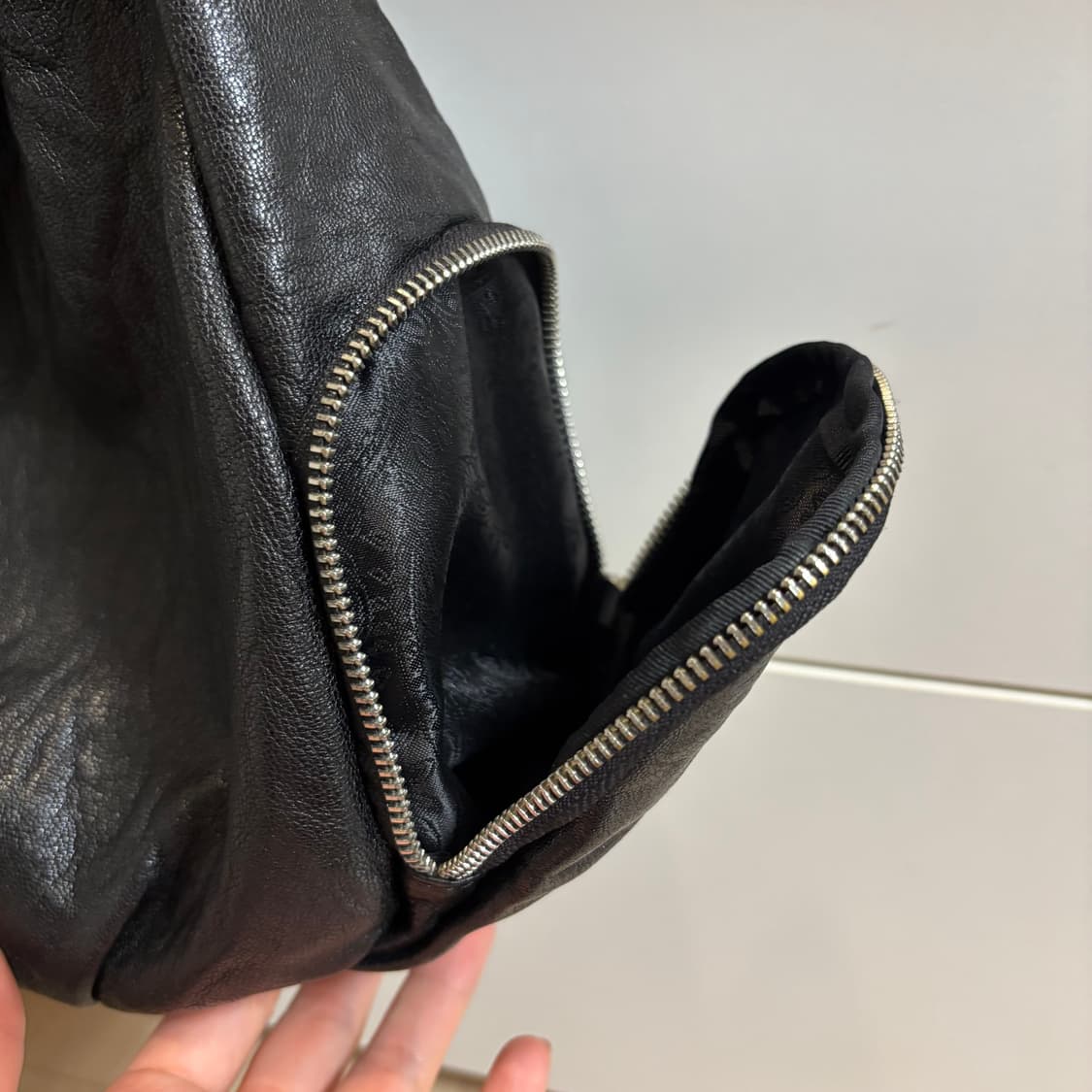 GENUINE LEATHER 블랙 가죽 숄더백 상품이미지5