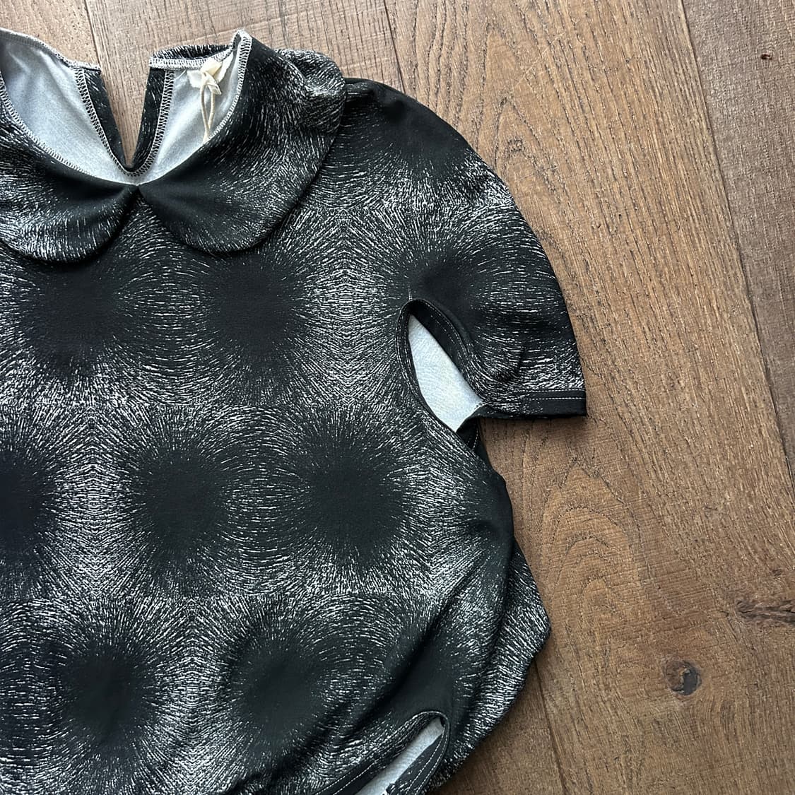 Metallic Printing Orbit Cutout Blouse 상품이미지4