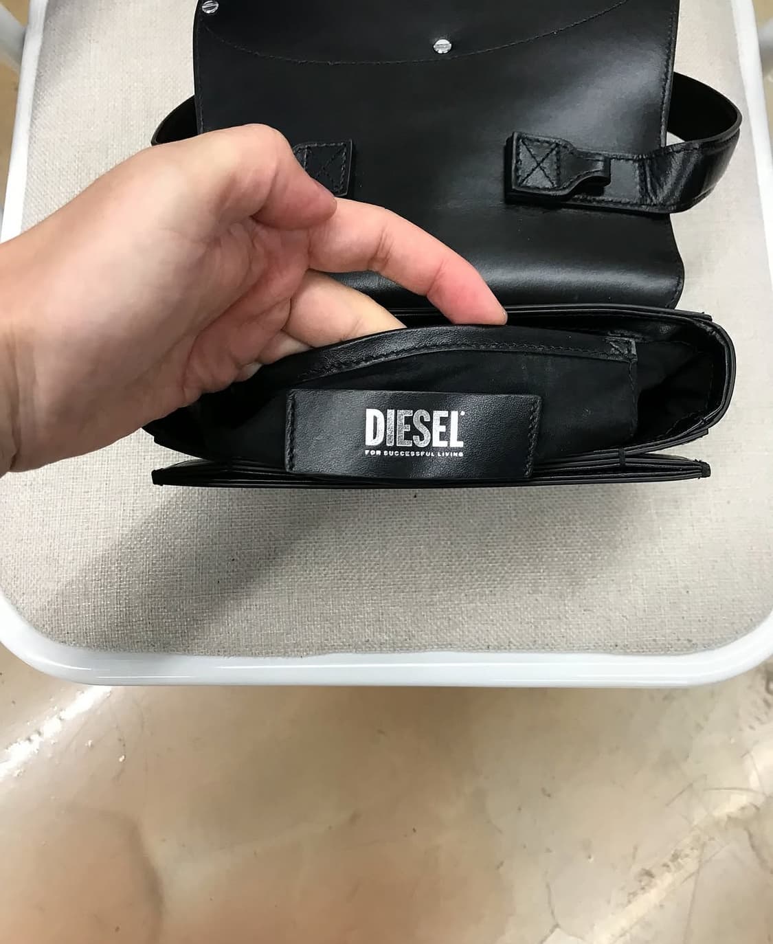 디젤 숄더백 인 나파 레더 블랙 상품이미지7