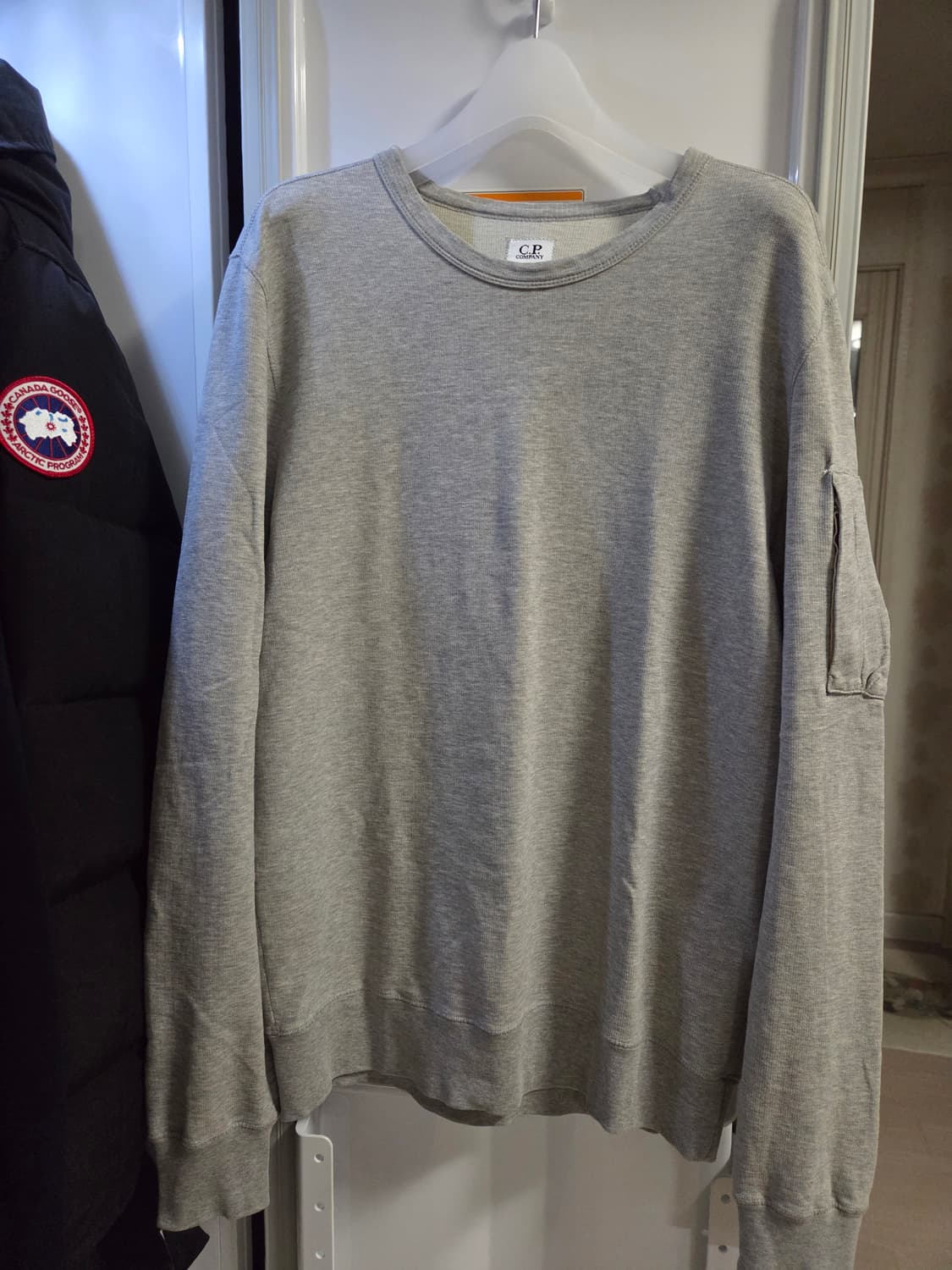 [정품] C.P. 컴퍼니 렌즈 와펜 맨투맨 상품이미지1