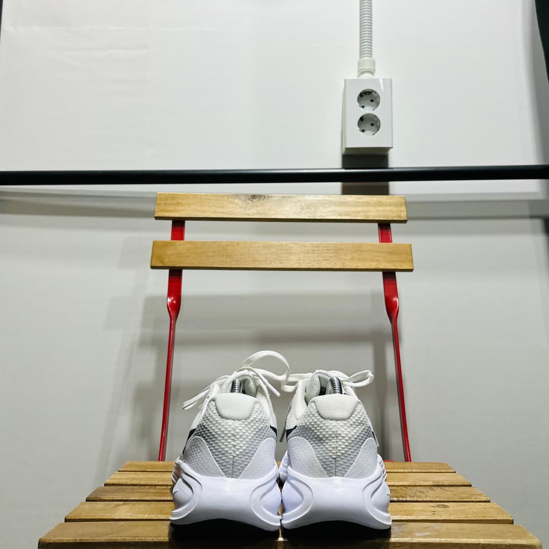 255) 나이키 운동화 남성 남자 런닝화 레볼루션 8 화이트 블랙 상품이미지4