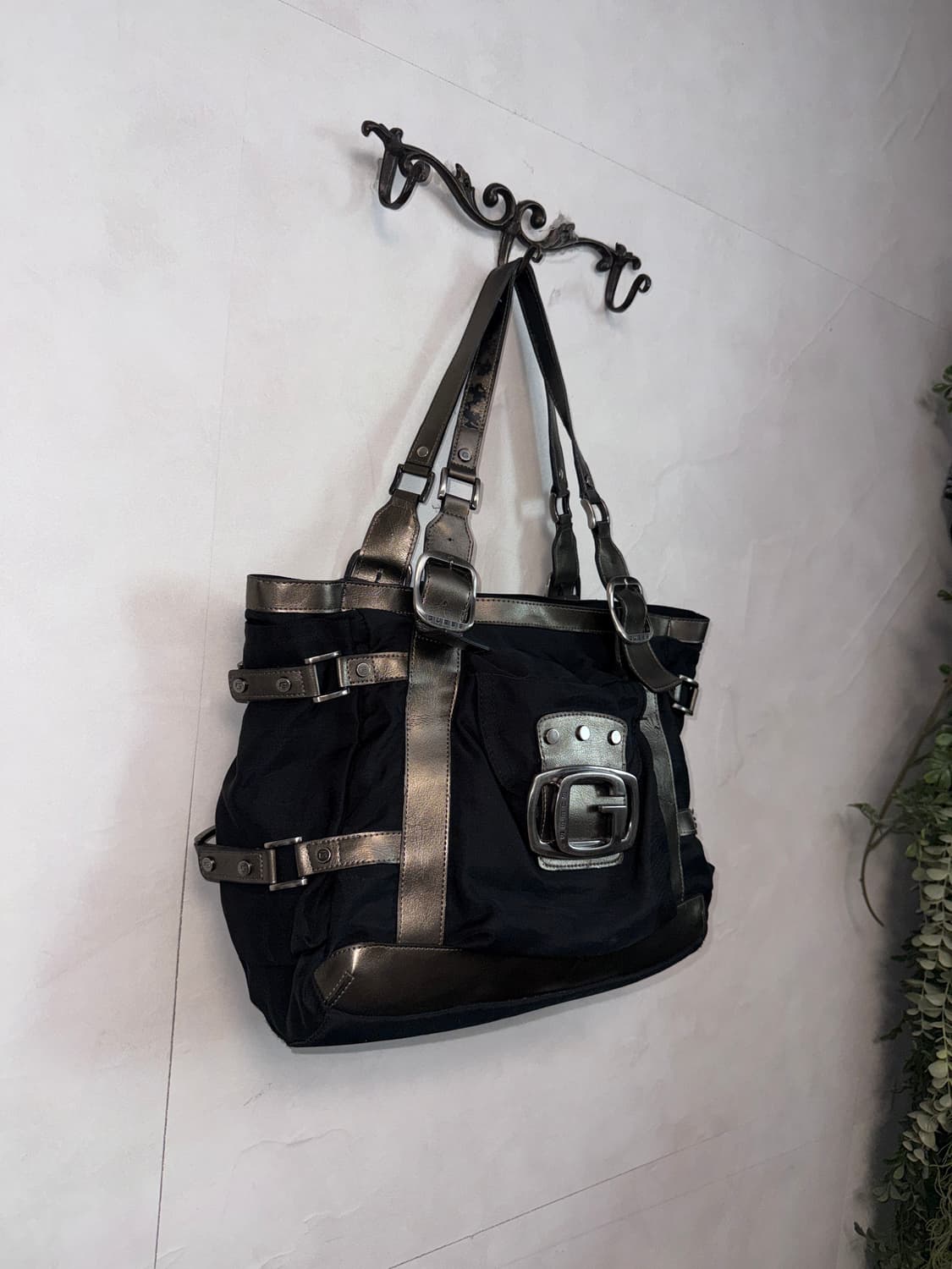 Guess black silver buckled tote bag 상품이미지2