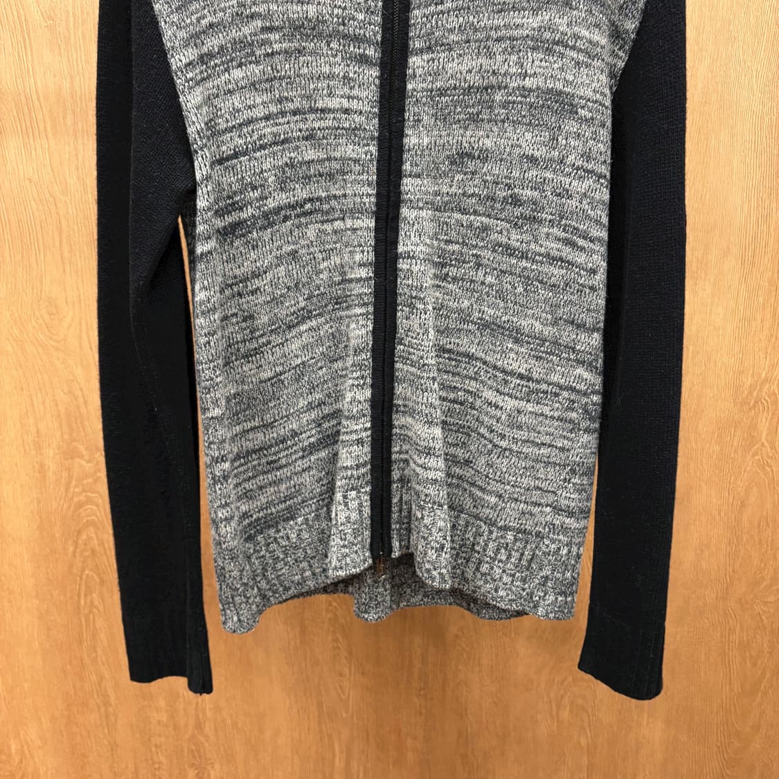 베르사체 긴팔 니트 집업 스탠드 카라 투톤 배색 슬리브 로고 자수 블랙 상품이미지5