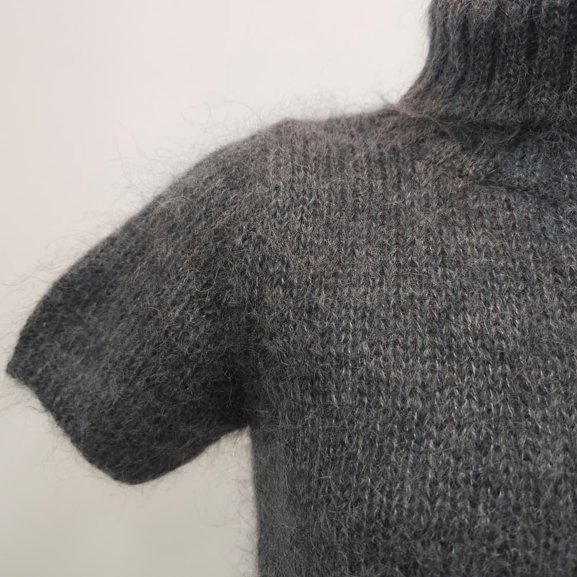 울 그레이 헤어리 반팔 폴라 니트 상품이미지5