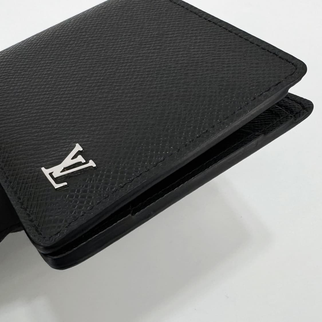 루이비통 LV 로고 타이가 반지갑 블랙 (M30295) 상품이미지9