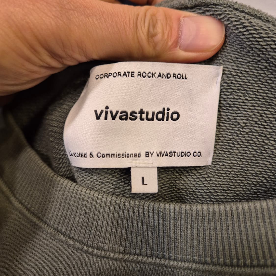 L 비바스튜디오 카키 맨투맨  상품이미지3