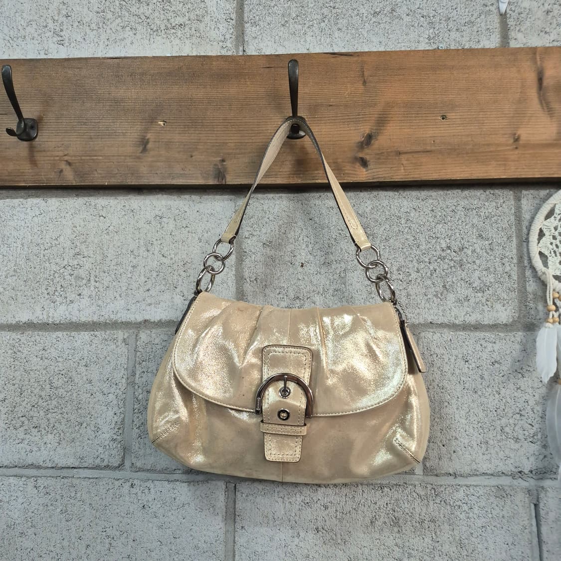 코치 메탈릭 소호 버클쇼퍼백 상품이미지2