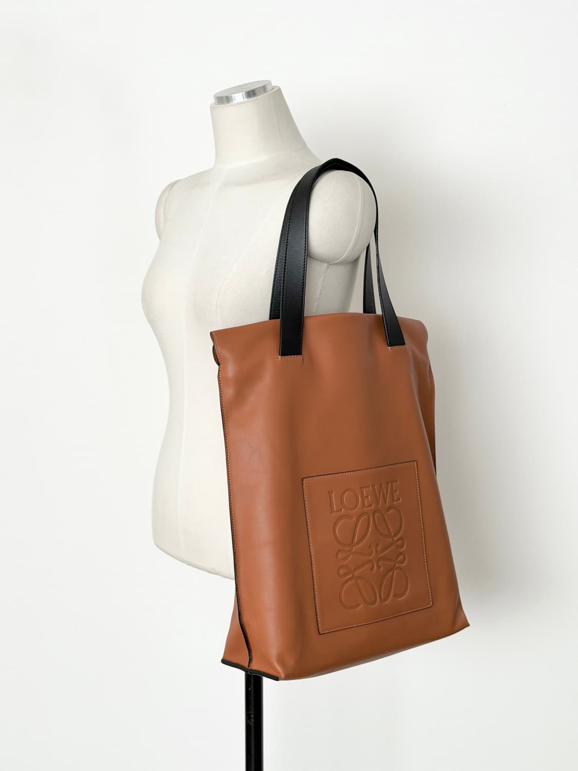 로에베 아나그램 레더 쇼퍼백 상품이미지5