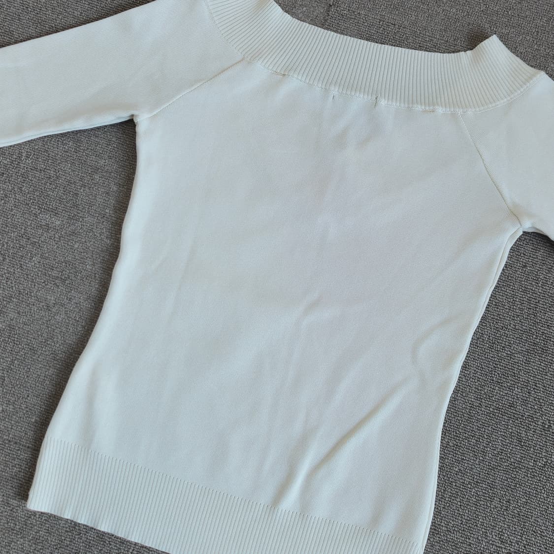 보쉬 페미닌 무드 쇄골 라인 화이트 니트 상품이미지5