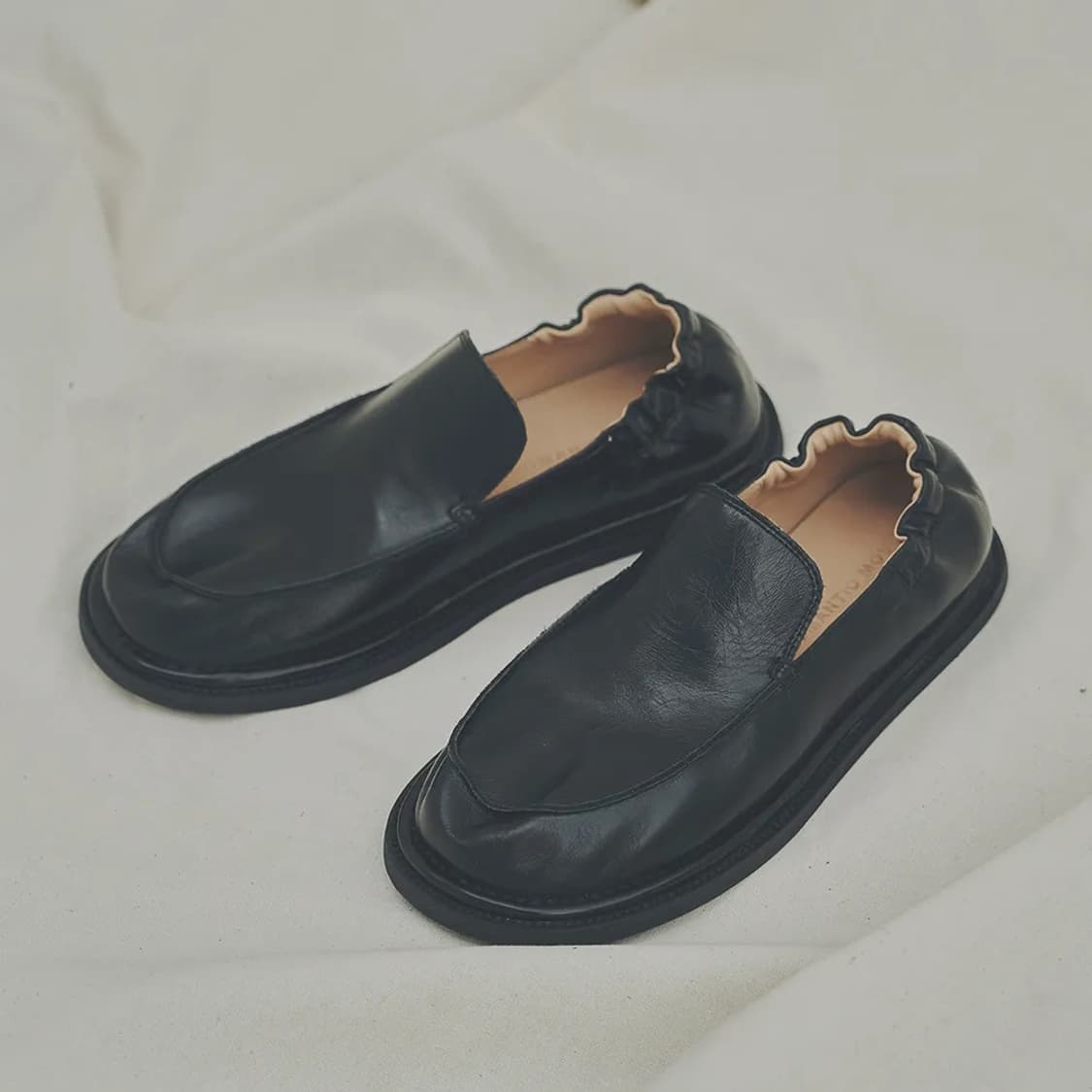 로맨틱무브 삭 바부슈 크랙블랙 상품이미지1