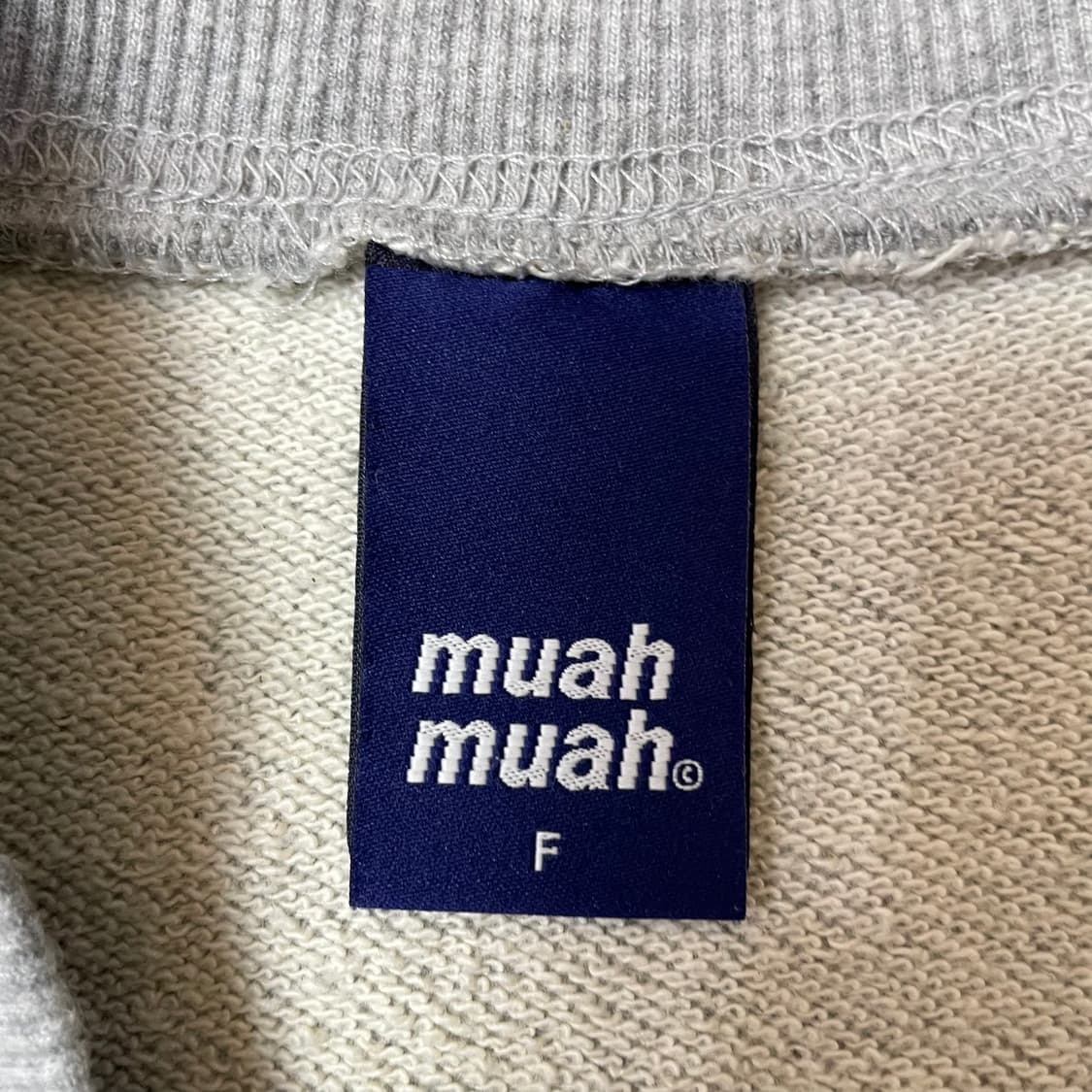 무아무아 그레이 로고포인트 맨투맨 스웻셔츠 상품이미지4