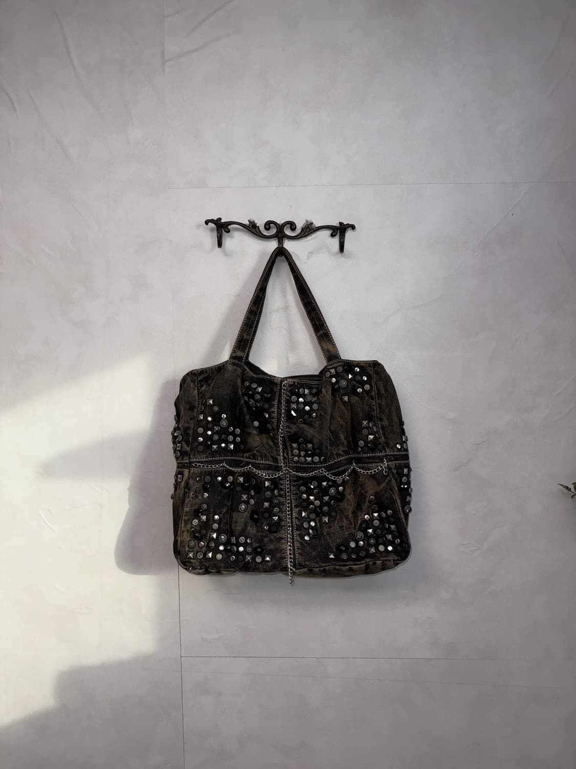 Black denim tie dye stud chain tote bag 상품이미지1