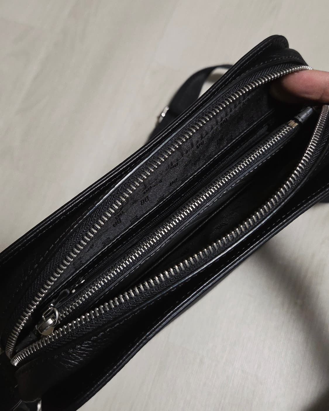 (착샷) 닥스 가죽 크로스백 블랙 Daks 상품이미지5