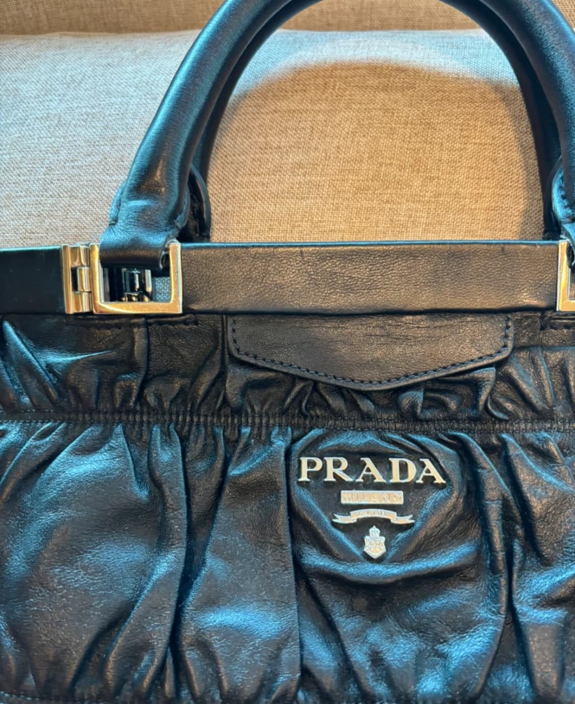 프라다 블랙 고프레 레더 토트백 상품이미지2