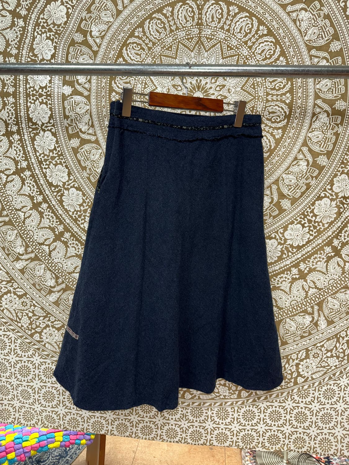 써스데이아일랜드 여성 모직 네이비 스커트  상품이미지5