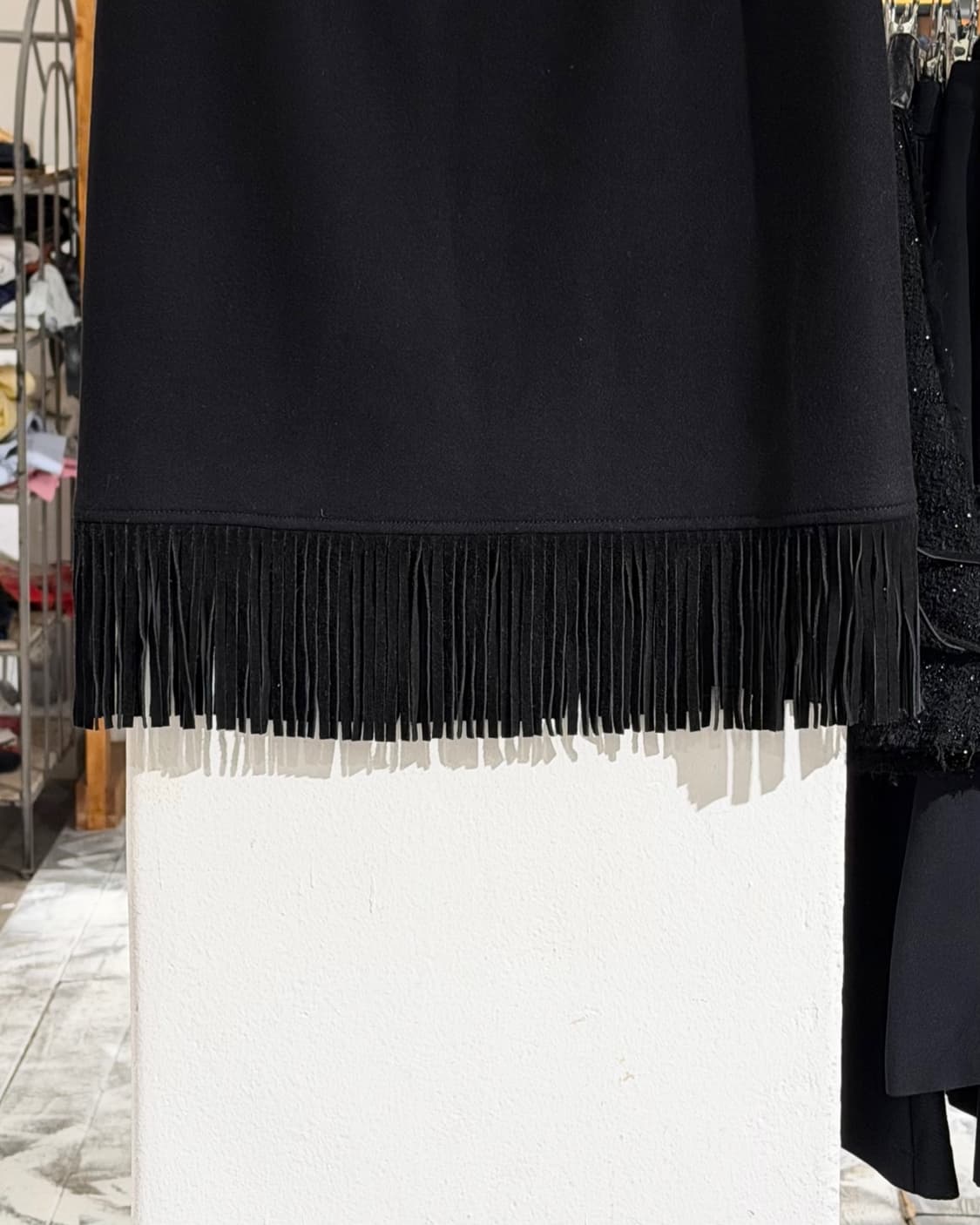 막스마라 블랙 울 스웨이드 프렌지 랩 미디 스커트  상품이미지6