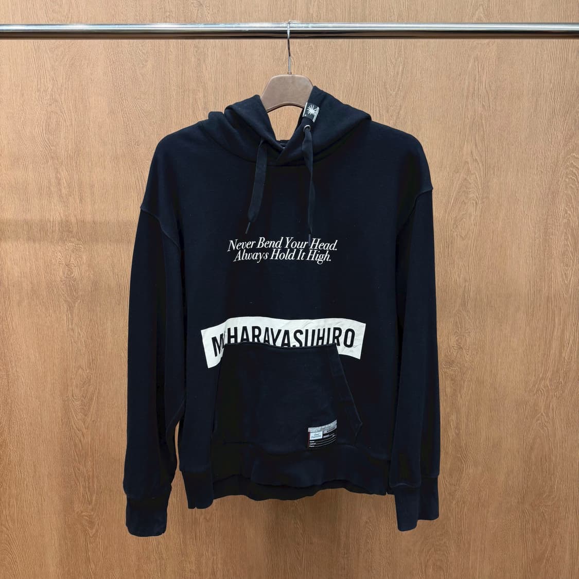 미하라 야스히로 후드 스웻셔츠 레터링 프린트 드롭 숄더 포켓 디테일 블랙 상품이미지2