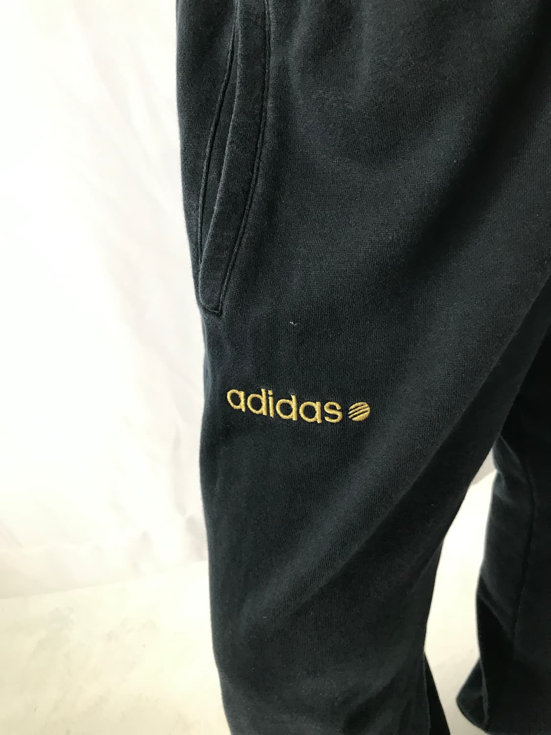 아디다스 골드 로고 팬츠 상품이미지3