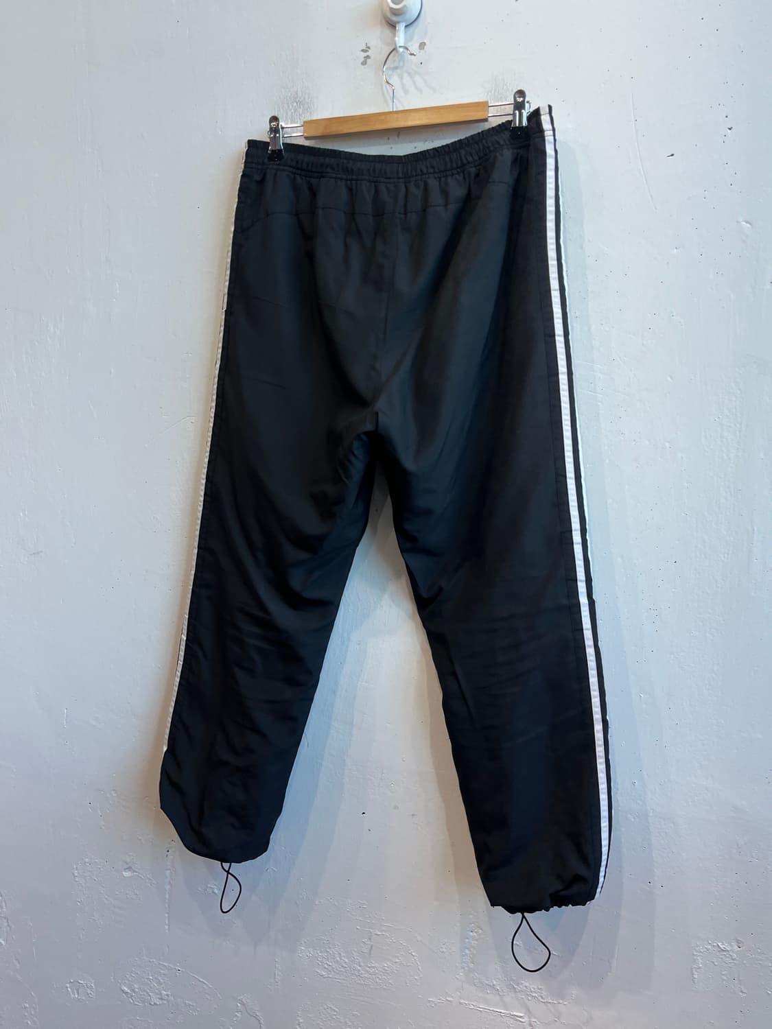 아디다스 FW 패디드 트랙팬츠 블랙 상품이미지4