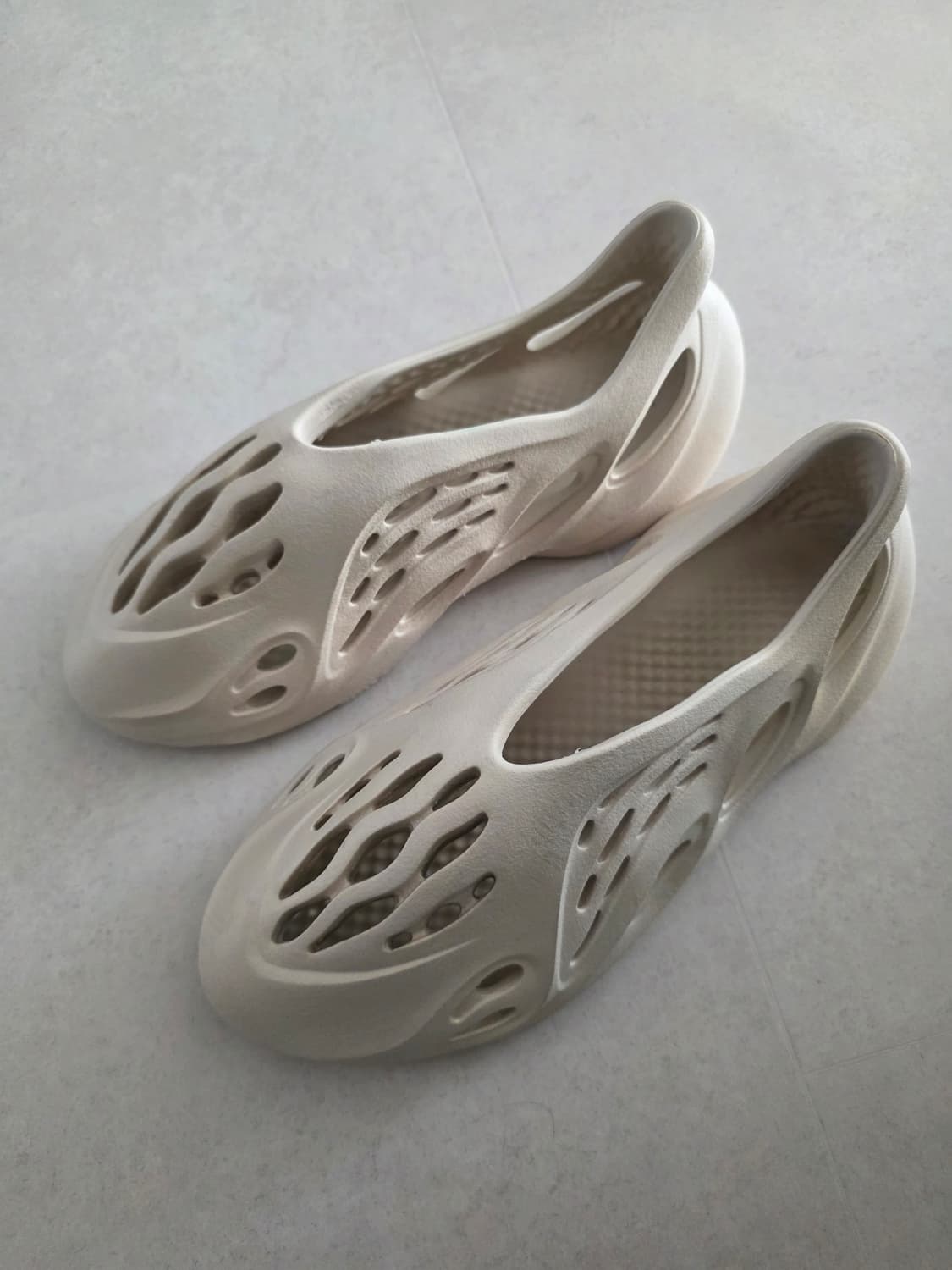 아디다스 이지 폼 러너 샌드 상품이미지1