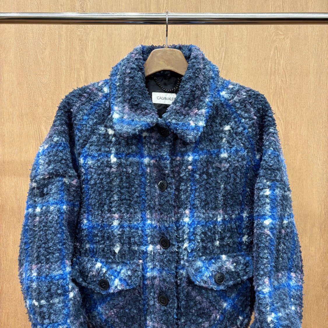 캘빈클라인 라운드 숏카라넥 페이크퍼 자켓 타탄 체크 패턴 디테일 블루 상품이미지4