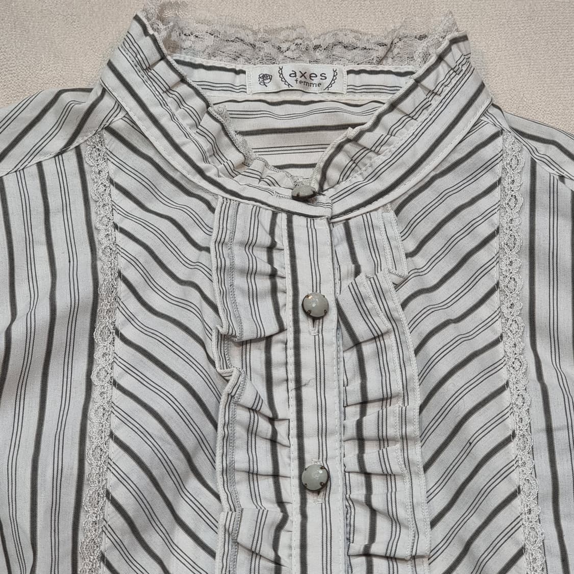 악세즈 팜므(axes femme) 스트라이프 프릴 블라우스 상품이미지3