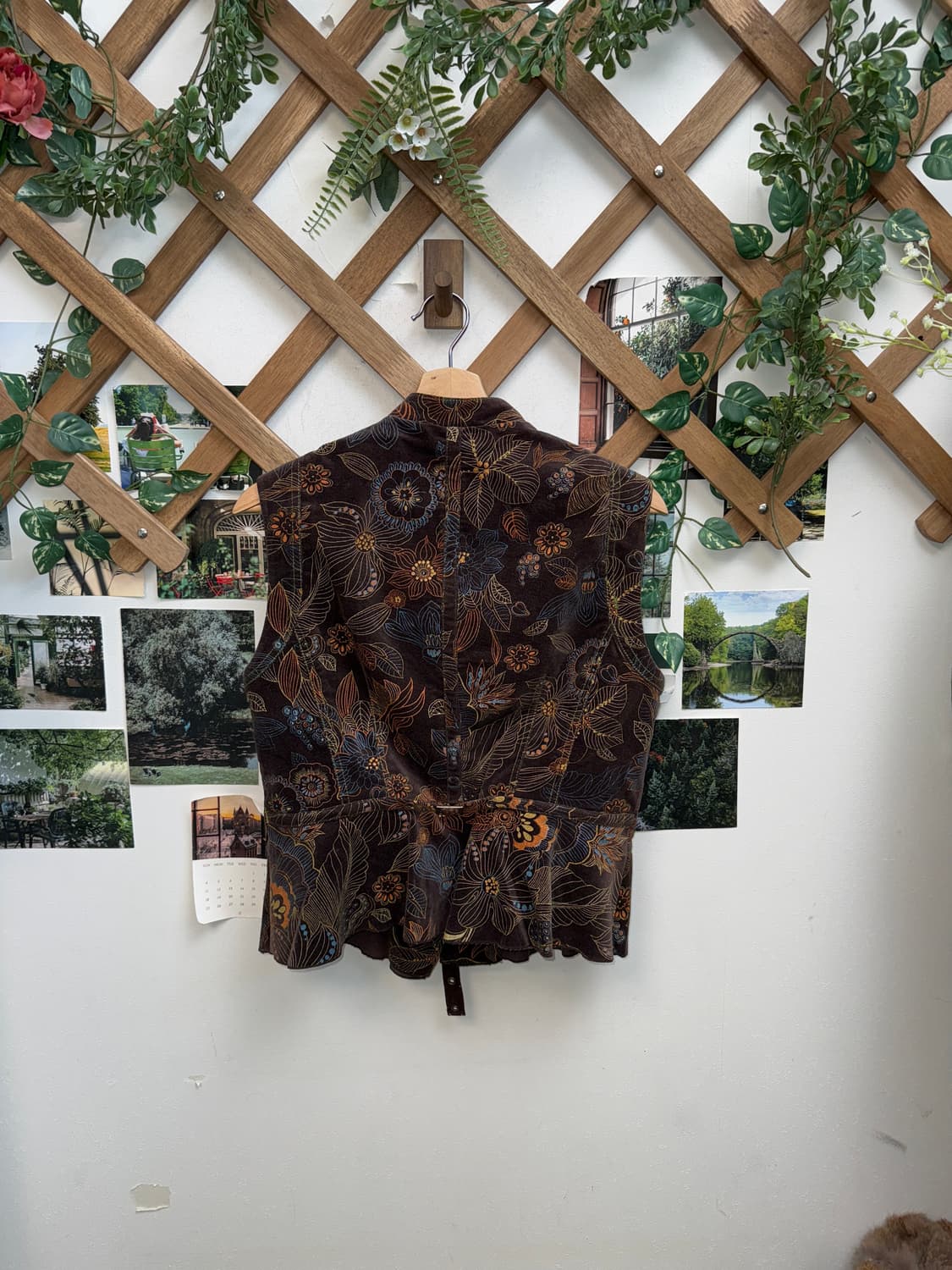 Dark brown oriental floral velvet vest 상품이미지3