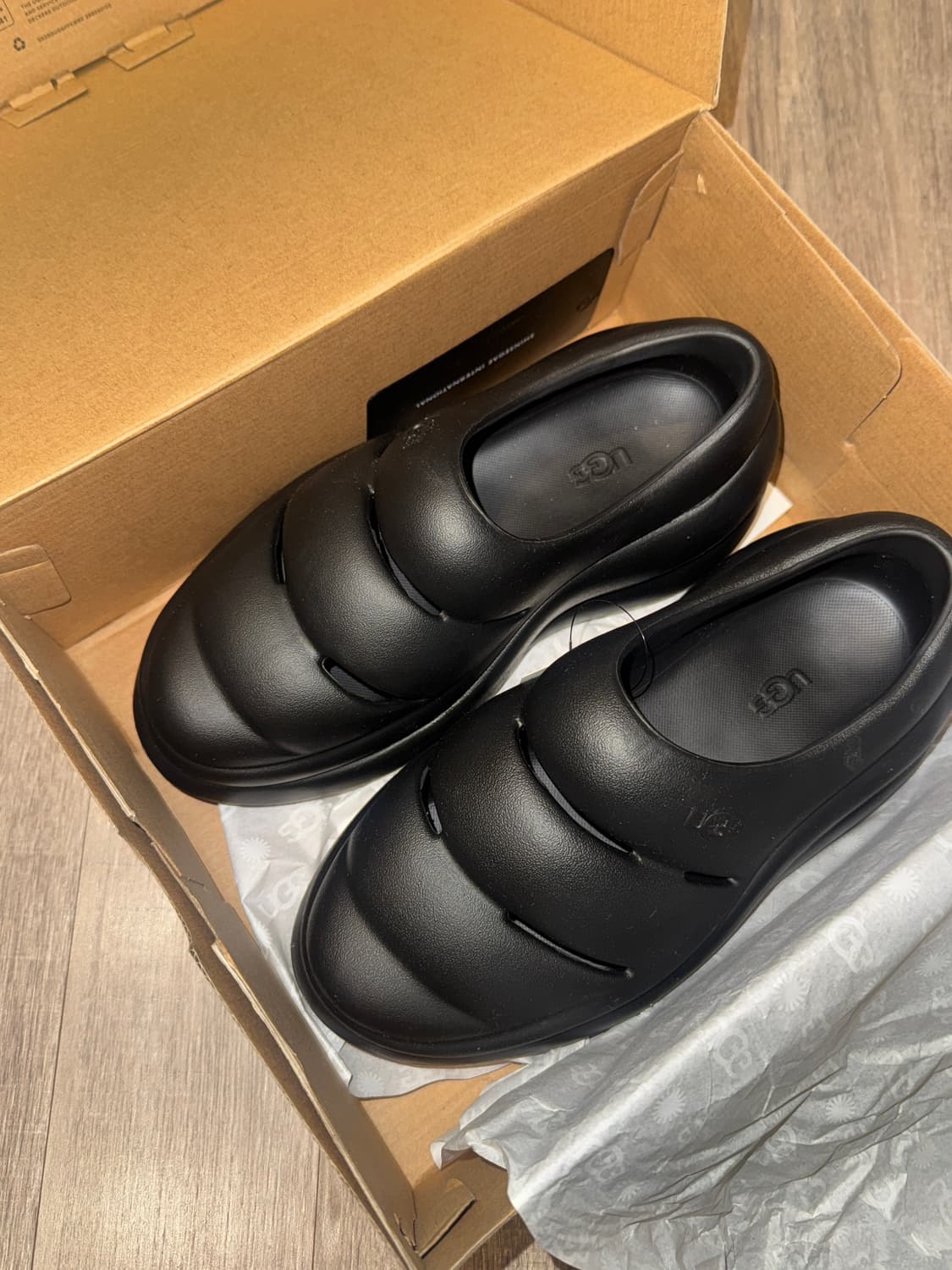 어그 스포츠 예 클로그 블랙 상품이미지2